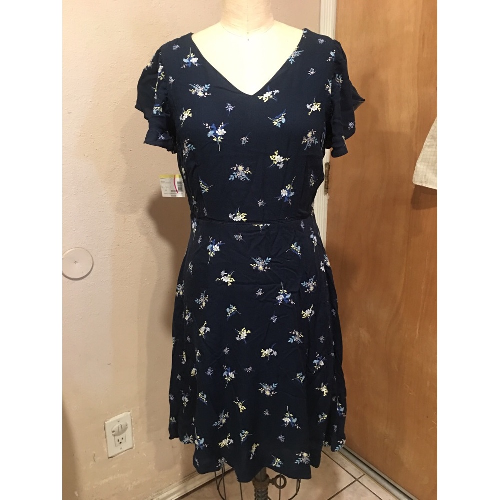 Petite Flutter Sleeve Dress 👗